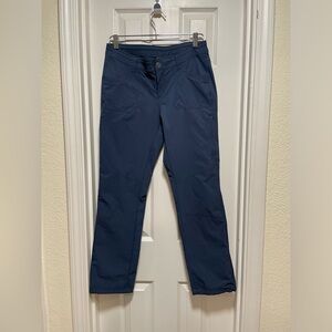 Kuhl hiking pants in like new condition. No signs of wear or tear.